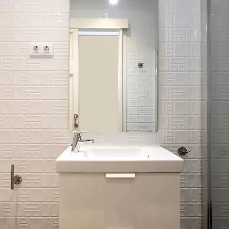 22par1006 Newly Refurbished 2bed In Paral